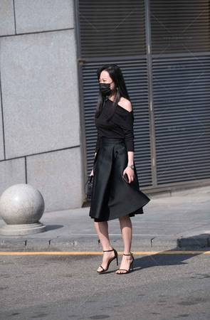 黑色裙高跟成熟知性美姐