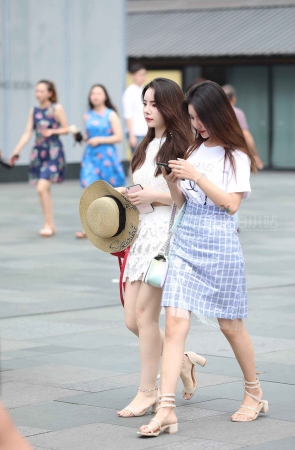 时尚街拍美女姐妹花
