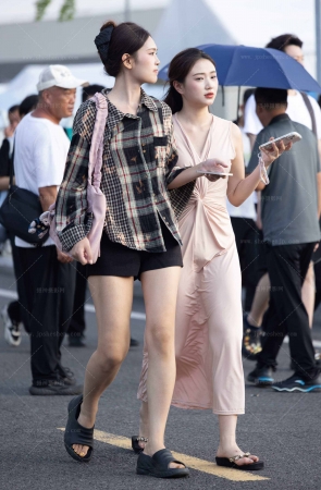 LB529-61P成都车展-长腿礼仪小姐姐下班拍美腿