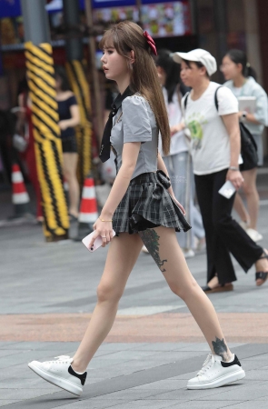 街拍短裙妹子