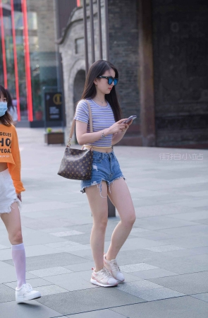 青春靓丽短裤小妞