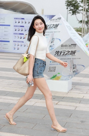 走路带风的小姐姐 11P