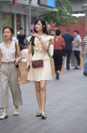 街拍米色群美眉