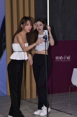 在直播的姐妹