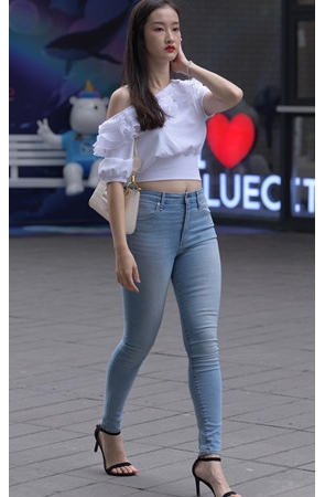 蓝色紧身牛仔裤美女【套图+视频】