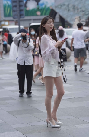 街拍甜甜美美小姐姐