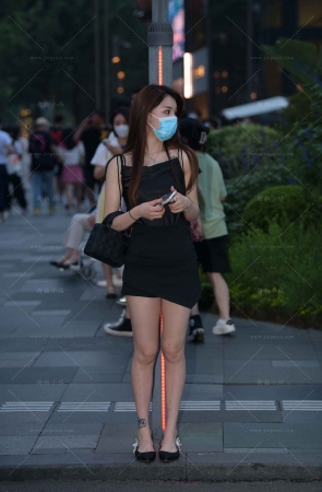 纹身的美腿小姐姐