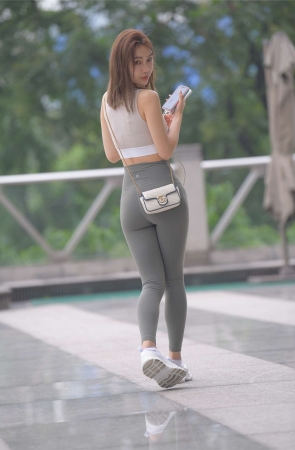 一始街拍作品 灰绿色瑜伽裤美女