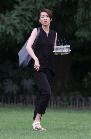 No976 冷艳的时尚少妇露出骨感足底