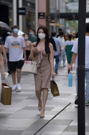 气质美女逛街购物