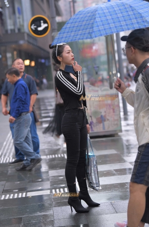 雨中的紧身黑裤
