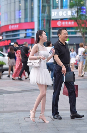 白短蓬松裙性感美女