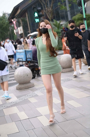 街拍包臀超短裙超薄肉丝美眉