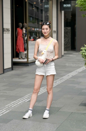 大耳环妹妹