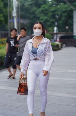 白裤女人