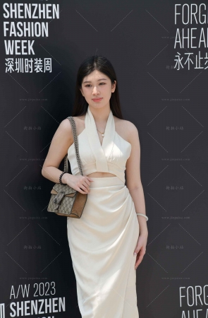 白裙白皙美足美女