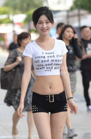 23612-15=128身材真好的热裤美女【套图➕视频】 17P