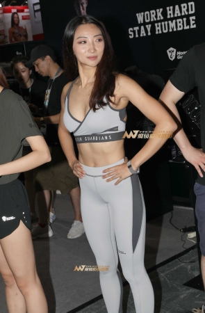 浅色瑜伽裤美女主持人