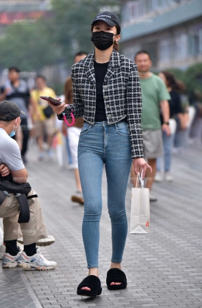 &苗条紧身牛仔裤美女
