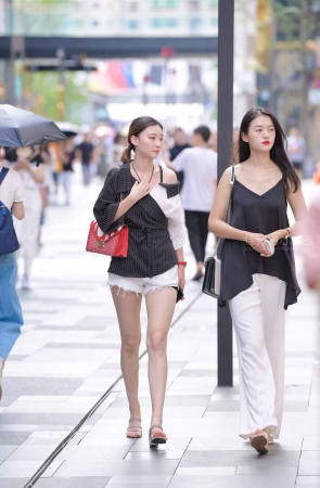 街拍两位时尚美女姐姐