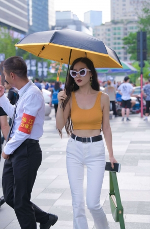 J210白色紧身时尚少妇