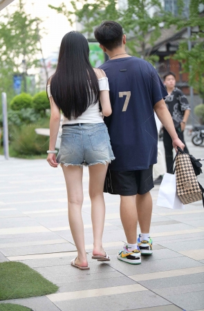 小哥的热裤小女友
