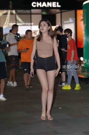 夜拍大长腿辣妹