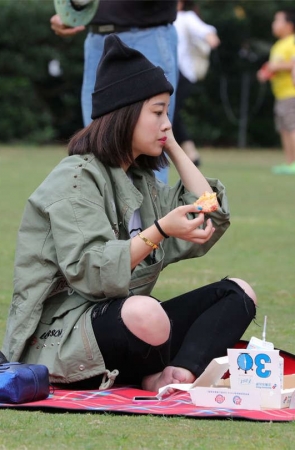 No1356 青春可爱款型少女，一双小脚略带婴儿肥
