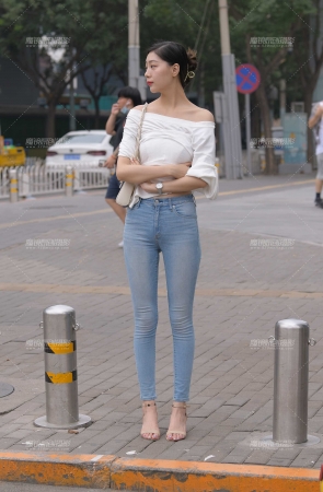 高挑的紧牛美女