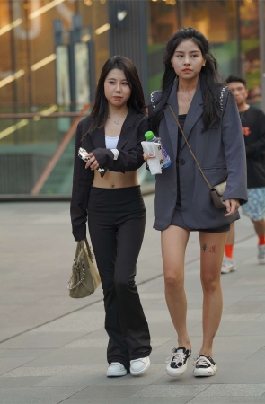 漂亮的裸腿包臀裙小姐姐