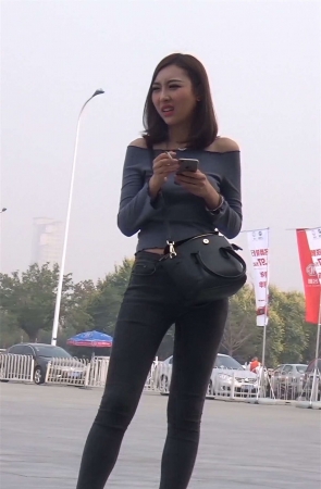 抽烟的紧身灰色牛仔裤美女