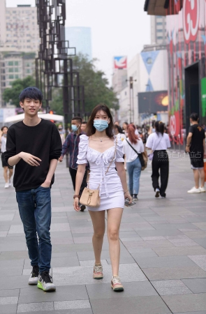 白裙小美女