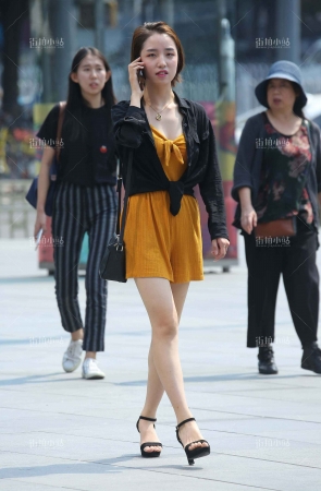 短发女孩