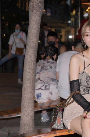 肉色包臀裙美女