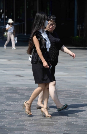 街拍黑色裙高跟美女