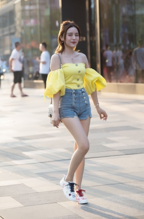 热裤美女