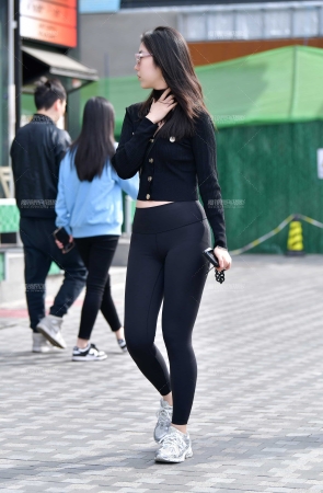 &高挑瑜伽紧身裤美女