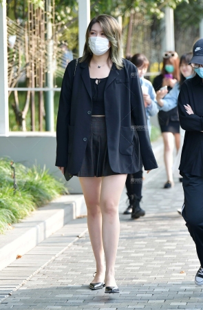 &高挑百褶短裙美女