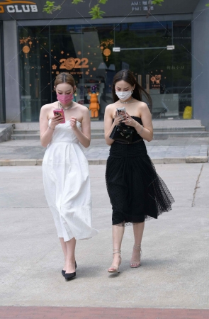 两位时尚连衣裙美女