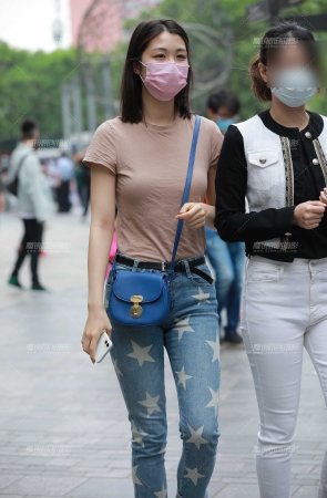紧身牛仔裤闺蜜