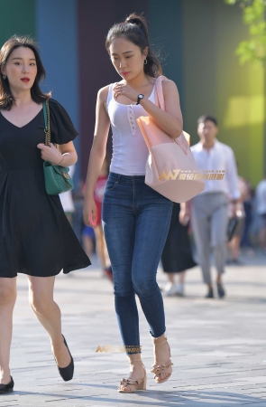 性感牛仔裤少妇