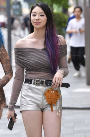 25526-1=97√喜欢这样的大白腿美女吗