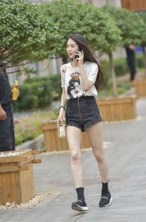 长腿个性热裤美眉