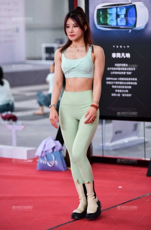 &浅绿漂亮紧身裤美女