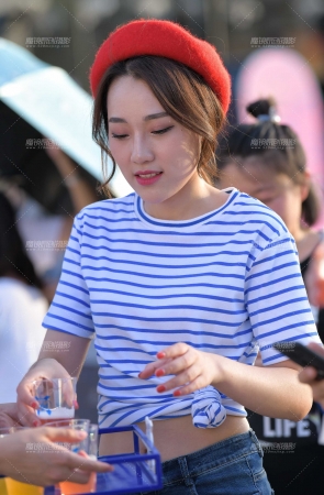 漂亮的啤酒妹