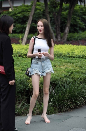 美腿热裤高颜值姐姐