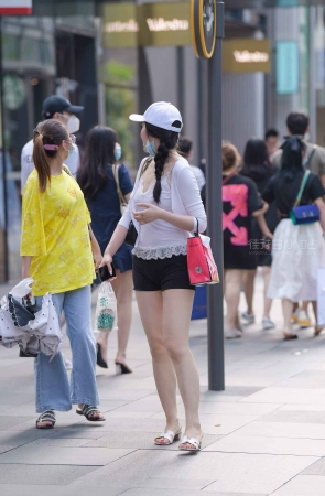 街拍白色鸭舌帽美女姐姐