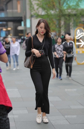 大美妞 这腰臀比堪称完美