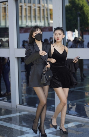 冷艳长西装美女