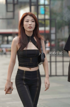 街拍黑色长裤姐姐
